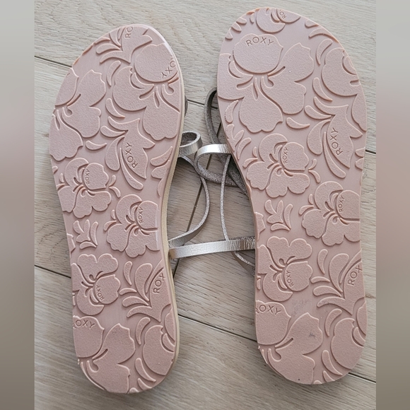Roxy strappy sandals. - Picture 3 of 3
